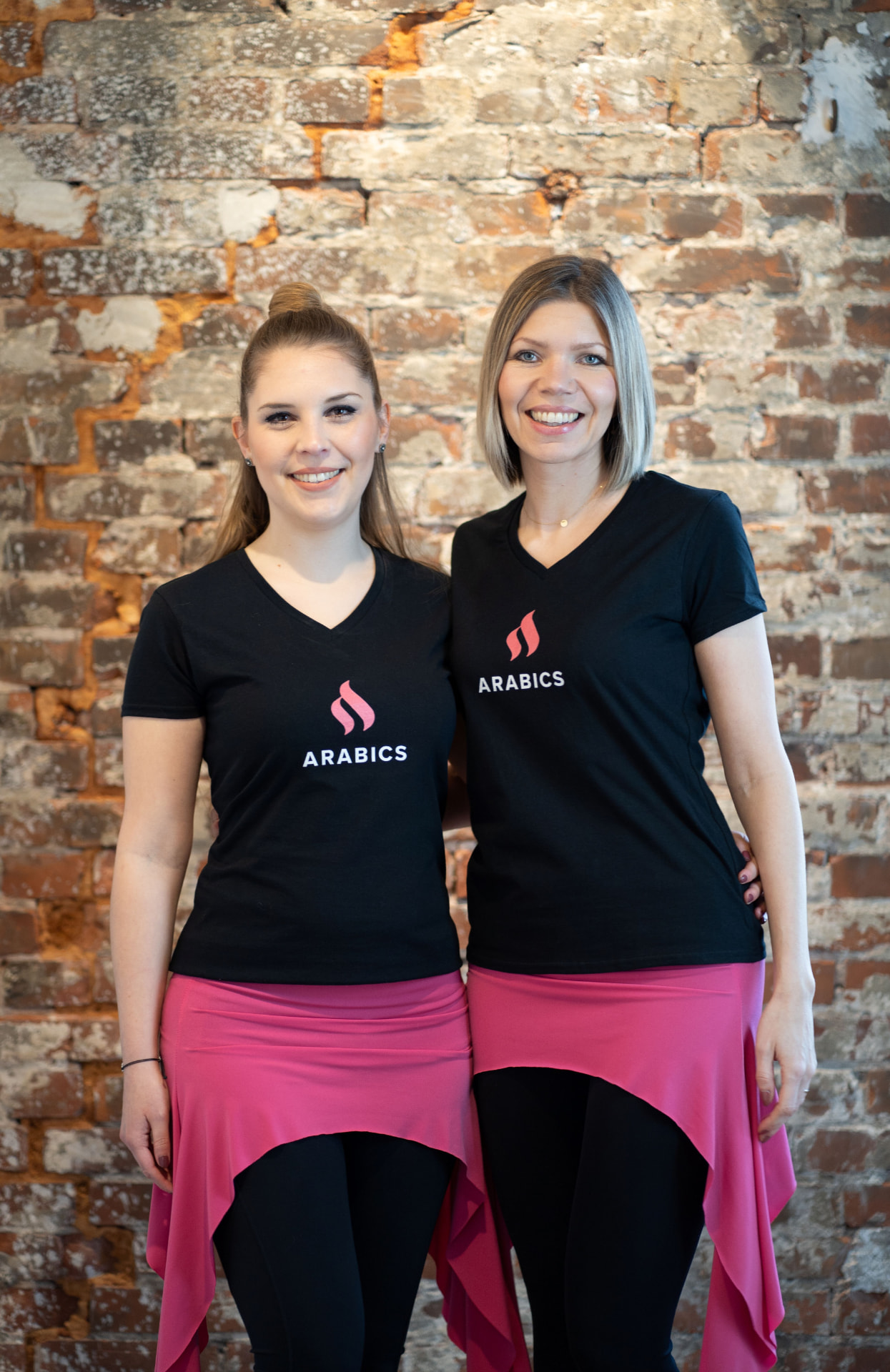 Sandra und Daniela mit ARABICS® Shirts